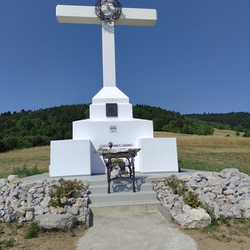 Geschmiedete Dornenkrone am Kreuz und geschmiedeter Altar Geschmiedete Dornenkrone am Kreuz und geschmiedeter Altar