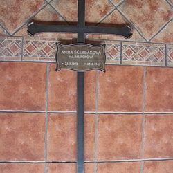 Geschmiedetes Kreuz mit beschreibender Tafel  Restaurierung eines lteren Grabes