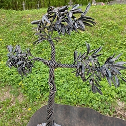 Ein auergewhnliches Kreuz in Form eines Olivenbaums, handgeschmiedet als Symbol, das eine Geschichte darstellt
