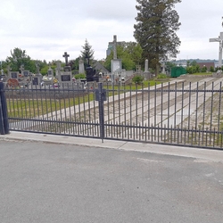 Umzäunung des Friedhofs in ¼ubotice – geschmiedetes Tor und Zaun Umzäunung des Friedhofs in ¼ubotice – geschmiedetes Tor und Zaun