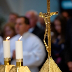 Vergoldetes Kreuz - Bildwerk des Kruzifixes Vergoldetes Kreuz - Bildwerk des Kruzifixes