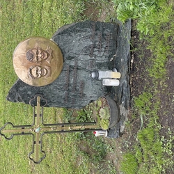 Monument  Grabstein mit einem geschmiedeten Kreuz, Inschriften und Foto