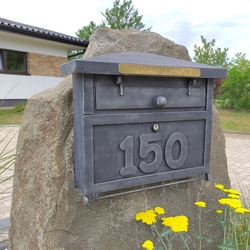 Geschmiedeter Briefkasten mit Bezeichnung von Nummer hergestellt für ein Einfamilienhaus Geschmiedeter Briefkasten mit Bezeichnung von Nummer hergestellt für ein Einfamilienhaus