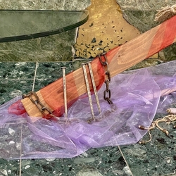 Geschmiedete Kette und Ngel mit historischem Design nahe dem Kreuz in der Kirche
