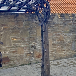 Überdach – eine Detailansicht des fertigen handgeschmiedeten Eichenstamms Überdach – eine Detailansicht des fertigen handgeschmiedeten Eichenstamms