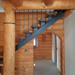 Innentreppe, hergestellt bei UKOVMI, für ein Holzhaus im Osten der Slowakei Innentreppe, hergestellt bei UKOVMI, für ein Holzhaus im Osten der Slowakei