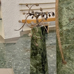 Buchstnder in der Kirche mit knstlerischem Design