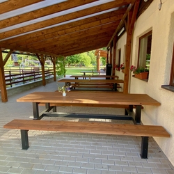 Gartenbänke und Tische auf der Caféterrasse am Teich Gartenbänke und Tische auf der Caféterrasse am Teich