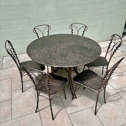 Tische und Stühle auf der Terrasse des Bellucci Restaurants in Bardejov – Gartenmöbel Tische und Stühle auf der Terrasse des Bellucci Restaurants in Bardejov – Gartenmöbel