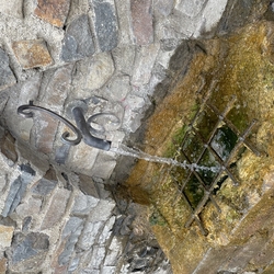 Ein Brunnen in der Nhe von Kirche mit geschmiedetem Zubehr 