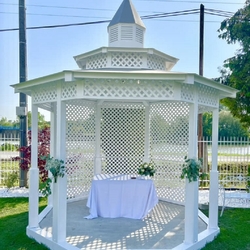 Dekorierter Garten-Hochzeitspavillon bereit für die Hochzeitszeremonie Dekorierter Garten-Hochzeitspavillon bereit für die Hochzeitszeremonie