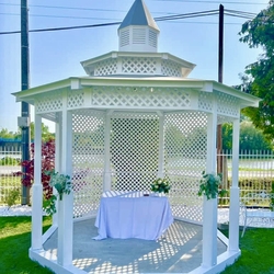 Hochzeitsgazebo im Garten, hergestellt fr das Baffone Family Restaurant