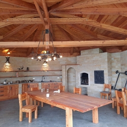 Beleuchtung im Pavillon mit Waldmotiv  Hngeleuchter Eiche und Wandlampen Rinde