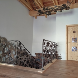 Handgeschmiedetes Treppengeländer mit Motiv von Weinrebe in einem Einfamilienhaus in Mähren Handgeschmiedetes Treppengeländer mit Motiv von Weinrebe in einem Einfamilienhaus in Mähren