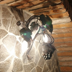 Designer-Wandlampe im Weinkeller  handgeschmiedete Leuchte Vini