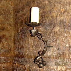 Geschmiedeter Kerzenleuchter an der Wand – Weinrebe – Rückkehr in die Vergangenheit Geschmiedeter Kerzenleuchter an der Wand – Weinrebe – Rückkehr in die Vergangenheit