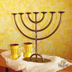Geschmiedeter Kerzenhalter MENORA mit ovaler Standfläche – religiöse Kerzenleuchter Geschmiedeter Kerzenhalter MENORA mit ovaler Standfläche – religiöse Kerzenleuchter