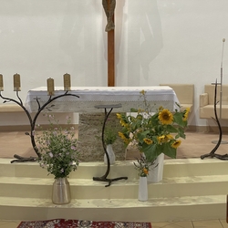 Set aus drei Design-Kerzenhaltern in einer Kirche im Dorf Soko¾ – handgeschmiedete Kerzenhalter von UKOVMI Set aus drei Design-Kerzenhaltern in einer Kirche im Dorf Soko¾ – handgeschmiedete Kerzenhalter von UKOVMI