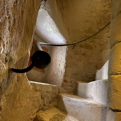 Ein gedrehter spiralförmiger Handlauf auf der Treppe des Kirchturms der Renaissance-Kirche aus dem 16. Jahrhundert in Stropkov Ein gedrehter spiralförmiger Handlauf auf der Treppe des Kirchturms der Renaissance-Kirche aus dem 16. Jahrhundert in Stropkov