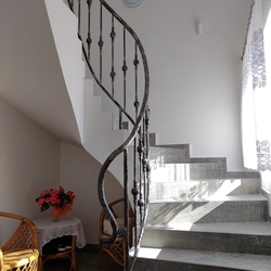Innenwendelgeländer auf der Treppe eines Einfamilienhauses – geschmiedetes Geländer Innenwendelgeländer auf der Treppe eines Einfamilienhauses – geschmiedetes Geländer