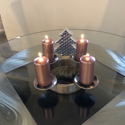 eschmiedeter Weihnachtskerzenhalter für ein modernes Interieur, durch Polieren und Lackieren modifiziert eschmiedeter Weihnachtskerzenhalter für ein modernes Interieur, durch Polieren und Lackieren modifiziert