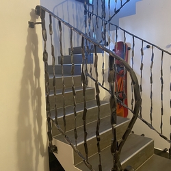 Hochwertiges geschmiedetes Geländer im Interieur eines Einfamilienhauses Hochwertiges geschmiedetes Geländer im Interieur eines Einfamilienhauses