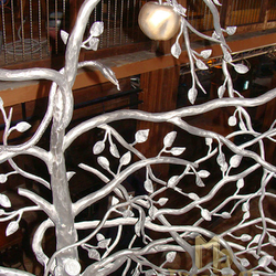 Geländer Baum – Kunstwerk „Die Versuchung“ – HAPPY END Jasná, Bar im Skigebiet Geländer Baum – Kunstwerk „Die Versuchung“ – HAPPY END Jasná, Bar im Skigebiet
