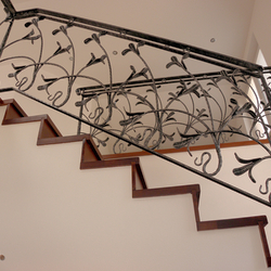 Schmiedeeisernes Geländer – Lilienmotiv Schmiedeeisernes Geländer – Lilienmotiv
