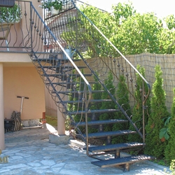 Treppe und schmiedeeisernes Geländer Treppe und schmiedeeisernes Geländer