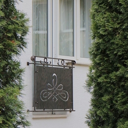 Modernes Fenstergeländer mit Blech – französisches Fenster Modernes Fenstergeländer mit Blech – französisches Fenster
