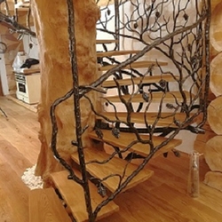 Handgeschmiedetes Geländer 'Baum' - die Kiefer- ein Kunststück in einer luxuriösen Jagdhütte - handgeschmiedetes Geländer Handgeschmiedetes Geländer 'Baum' - die Kiefer- ein Kunststück in einer luxuriösen Jagdhütte - handgeschmiedetes Geländer