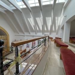 Geschmiedetes Geländer mit Holzhandlauf auf der Empore der Kirche Geschmiedetes Geländer mit Holzhandlauf auf der Empore der Kirche