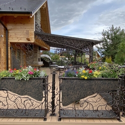 Kunstdesign der Terrasse – geschmiedetes Überdach, Geländer, Leuchten und Möbel entworfen und handgemacht von UKOVMI Kunstdesign der Terrasse – geschmiedetes Überdach, Geländer, Leuchten und Möbel entworfen und handgemacht von UKOVMI