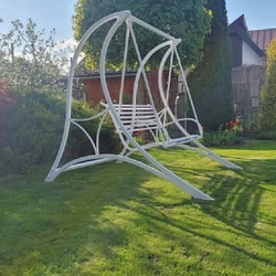 Weie schmiedeeiserne Schaukel im Garten auf der Zips  schmiedeeiserne Gartenmbel