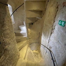 Schmiedeeiserne Geländer, die für die Treppe des Glockenturms der Renaissancekirche aus dem 16. Jahrhundert gefertigt wurden Schmiedeeiserne Geländer, die für die Treppe des Glockenturms der Renaissancekirche aus dem 16. Jahrhundert gefertigt wurden