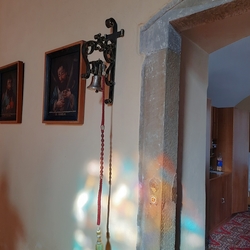 Geschmiedeter Glockenhalter bei der Tür in der Kirche Geschmiedeter Glockenhalter bei der Tür in der Kirche